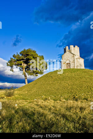 Idyllische Kapelle auf dem grünen Hügel Stockfoto