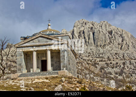 Stein-Kirche am Velebit-Gebirge Stockfoto