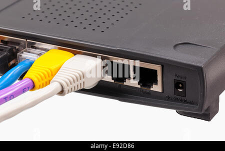 Cat 5 Kabel in verschiedenen Farben im router Stockfoto