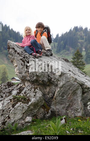 Kinder klettern Stockfoto