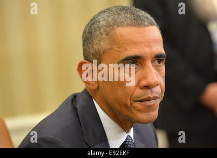 US-Präsident Barack Obama spricht vor der Presse nach einem Treffen mit seinem Team koordiniert die Regierung von Ebola, im Oval Office im Weißen Haus in Washington, DC am 16. Oktober 2014. Foto: Kevin Dietsch/Pool über CNP kein Draht-SERVICE Stockfoto
