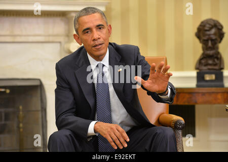 US-Präsident Barack Obama spricht vor der Presse nach einem Treffen mit seinem Team koordiniert die Regierung von Ebola, im Oval Office im Weißen Haus in Washington, DC am 16. Oktober 2014. Foto: Kevin Dietsch/Pool über CNP kein Draht-SERVICE Stockfoto