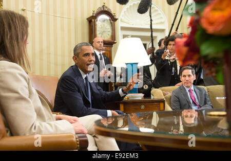 Washington, DC. 16. Oktober 2014. United States President Barack Obama (C) befasst sich mit die Medien neben Thomas Frieden, Direktor des Centers for Disease Control and Prevention, nach einem Treffen mit seinem Team koordiniert die Regierung von Ebola, im Oval Office im Weißen Haus in Washington, DC, am 16. Oktober 2014. Foto: Kevin Dietsch/Pool über CNP Live News WIRE SERVICE/Dpa/Alamy Stockfoto