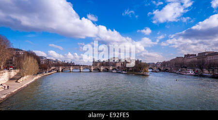 Seineufer mit Blick auf die Ile De La Cite, Pont Neuf und rechten Ufer. Stockfoto