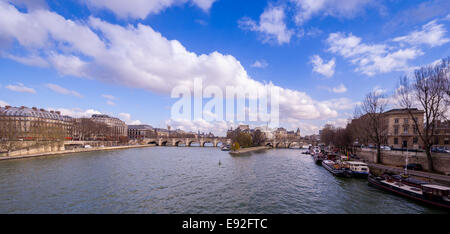 Seineufer mit Blick auf die Ile De La Cite, Pont Neuf und links und rechts Banken Paris Frankreich. Stockfoto