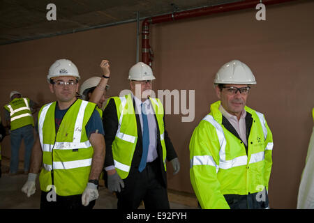 Boris Johnson, Bürgermeister von London hat eine geführte Tour durch neue Wohnungen gebaut auf der Greenwich Halbinsel von Wates Bau Stockfoto