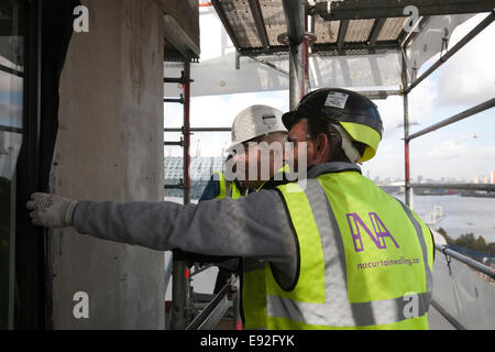 Boris Johnson, Bürgermeister von London hat eine geführte Tour durch neue Wohnungen gebaut auf der Greenwich Halbinsel von Wates Bau Stockfoto