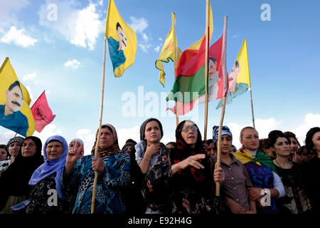 Kurdische Frauen mit Flaggen, die das Bild des PKK-Führers Ocalan tragen, als sie an einer Beerdigung eines kurdischen Kämpfers der Volksschutzeinheiten YPG teilnehmen, der bei dem anhaltenden Kampf gegen den Islamischen Staat ISIS oder ISIL in der Nähe der Stadt Al-Malikiya, auch Derek genannt, ums Leben kam ( Kurdisch ) in Al Hasaka oder Hassakeh im Norden Syriens Stockfoto