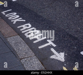 Suchen Sie passende Zeichen auf einer Straße in London England. Stockfoto