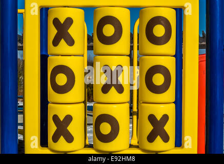Tic-tac-Toe-Spiel auf einem Kinderspielplatz. Stockfoto