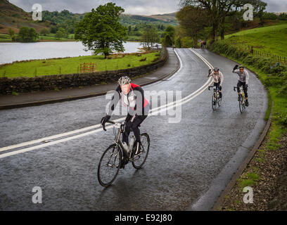 Fahrer in die Fred Whitton Cycling Challenge, Rydal Wasser, englischen Lake District, Großbritannien. Stockfoto