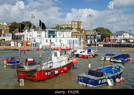 Angelboote/Fischerboote im Hafen von Broadstairs mit Bleak House, Sommer Haus von Charles Dickens hinter. Stockfoto