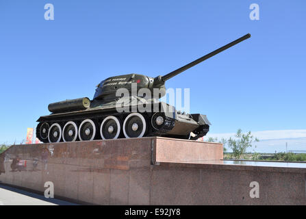 Tank auf dem Podest. Am Siegesdenkmal in der Hauptstadt Jakutiens, Yakutsk. Stockfoto