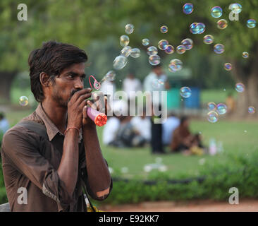 Blase Maschine Hersteller Seifenblasen in der Luft am India Gate in Neu-Delhi Stockfoto
