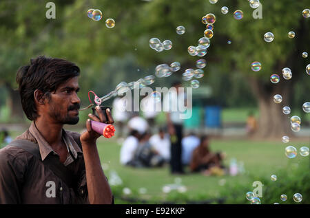 Blase Maschine Hersteller Seifenblasen in der Luft am India Gate in Neu-Delhi Stockfoto