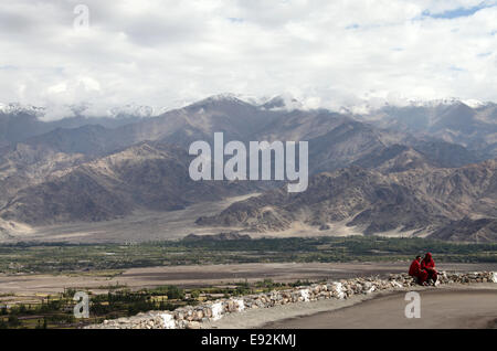 Straße nach Matho Kloster und die Himalaya-Landschaft von Ladakh in der Jammu und Kaschmir-Region im Norden Indiens Stockfoto