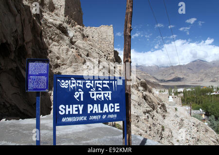 Besucher-Hinweisschild im historischen Shey Palace in der Nähe von Leh in Ladakh Stockfoto