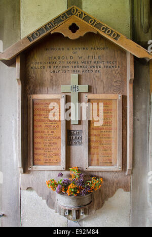 Kriegsdenkmal in der Vorhalle der Pfarrkirche in Barham Kent, mit dem Namen des Lord Kitchener. Stockfoto