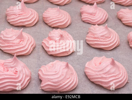 Hausgemachte rosa Baiser auf ein Backblech Stockfoto