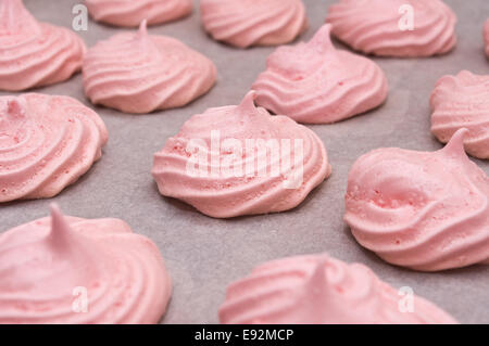 Hausgemachte rosa Baiser auf ein Backblech Stockfoto