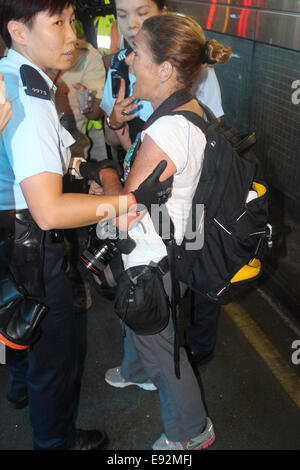 Hong Kong. 17. Oktober 2014. Preisgekrönte amerikanische Fotojournalist Paula Bronstein von Getty Images von der Polizei in Mongkok, Hong Kong verhaftet. Angeblich für stehend auf einem Auto während der prodemokratischen Demonstrationen es abdecken. Bildnachweis: Robert SC Kemp/Alamy Live-Nachrichten Stockfoto