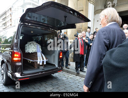 Der Trauerfeier der tschechischen Schauspieler, Dissidenten, war Unterzeichner der Menschenrechte Manifest Charta 77 und ehemaliger Burgtheater Pavel Landovsky in St. Ignatius von Loyola-Kirche in Prag, Tschechische Republik, am 17. Oktober 2014 statt. Landovsky starb im Alter von 78 am Freitag, 10. Oktober 2014. Landovsky war einer der populärsten tschechoslowakischen Schauspieler in den 1960er Jahren, spielte in vielen Filmen, wie die Oscar-prämierten scharf beobachtete Züge von Jiri Menzel von 1966. Er gehörte zu den ersten Unterzeichnern der Charta 77. Im Jahr 1978 zwangen die kommunistischen Behörden ihn zur Tschechoslowakei vertrieben. Landovsky waren in Stockfoto