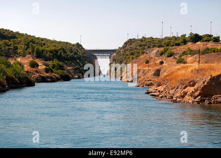 Sehen Sie den Kanal von Korinth und die Brücke vom Dorf Istmia an der Ägäis in Griechenland. Stockfoto