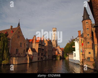 Die berühmte Aussicht auf den Djiver Kanal und Glockenturm Turm in der historischen mittelalterlichen Stadt Brügge in Belgien, Europa Stockfoto