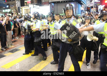 Hong Kong. 17. Oktober 2014. Proteste in Hong Kong: Hong Kong Riot Polizei Neugruppierung in Mongkok, Hong Kong während der pro-Demokratie protestiert Credit: Robert SC Kemp/Alamy Live News Stockfoto