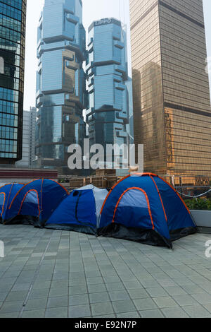 Hong Kong. 17. Oktober 2014. Proteste: Studenten, pro-Demokratie-Aktivisten und anderen Unterstützern der Occupy Central, jetzt genannt den Regenschirm-Bewegung oder den Regenschirm-Revolution bleiben der Tamar Protest-Webseite auch als Dach Platz. Stockfoto