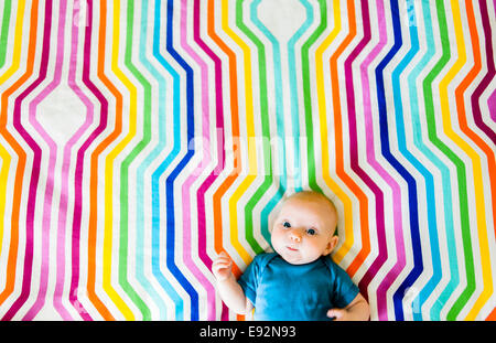 Baby auf bunten geometrischen Stoff, High Angle View Stockfoto