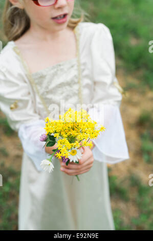 Junges Mädchen verkleidet als Prinzessin Holding Blumenstrauß Stockfoto