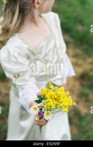 Junges Mädchen verkleidet als Prinzessin Holding Blumenstrauß Stockfoto