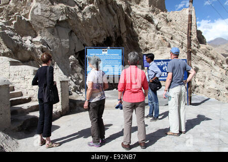 Touristen an der Besucherinformation unterzeichnen im historischen Shey Palace in der Nähe von Leh in Ladakh Stockfoto