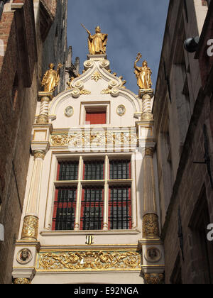 Statuen von Gerechtigkeit, Moses und Aaron auf dem alten Standesamt auf dem Burgplatz in der mittelalterlichen belgischen Stadt Brügge Stockfoto