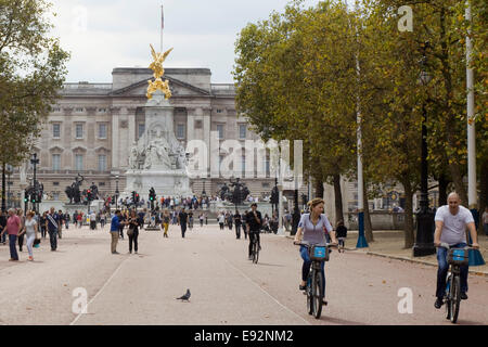 Touristen auf der Mall außerhalb der Residenz der Königin von England, Buckingham Palace Stockfoto