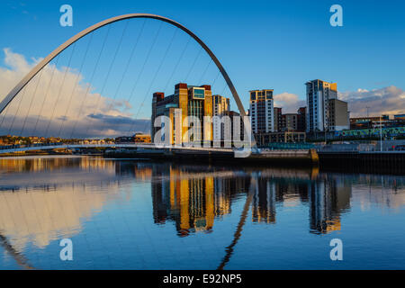 Fluß Tyne an Sonnenuntergang Newcastle Gateshead Ostsee Mühle Millennium Bridge nördlichen Vereinigtes Königreich Stockfoto