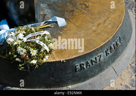 Eine Gedenktafel aus Bronze von Franz Kafka im jüdischen Viertel in der City von Prag, Tschechien. Stockfoto