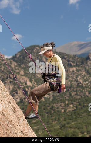 Senior weiblichen Kletterer absteigend auf Standplatz-gestützte Aufstieg auf Schildkröte Felsen in der Nähe von Buena Vista, Colorado, USA Stockfoto