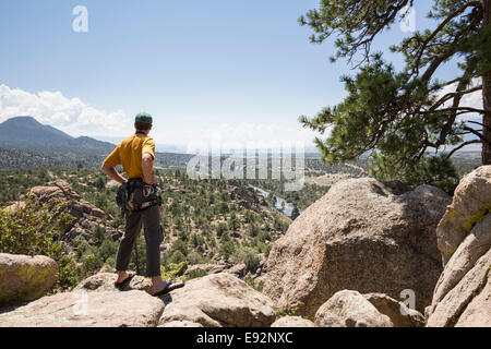 Ältere männliche Felsen Kletterer stehen mit Blick auf die Talebene bei Turtle Felsen in der Nähe von Buena Vista, Colorado, USA Stockfoto