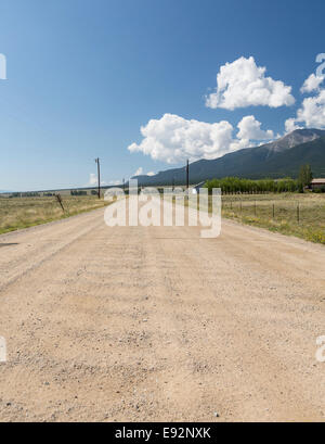 Langen, geraden Feldweg über offene Landschaft in Colorado, USA Stockfoto