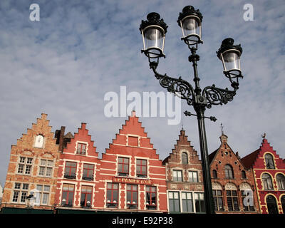 Markante Fassaden und Stufengiebel von Gebäuden auf dem Marktplatz in der mittelalterlichen Stadt Brügge (Brugge) in Belgien Stockfoto