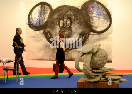 London, UK. 17. Oktober 2014. 12. Ausgabe der Frieze London im Regents Park.  Besucher auf der Frieze Art fair Credit: Rachel Megawhat/Alamy Live News Stockfoto