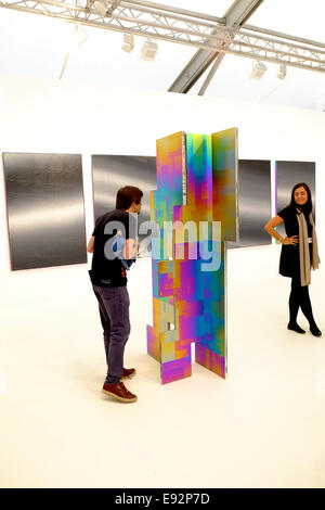 London, UK. 17. Oktober 2014. 12. Ausgabe der Frieze London im Regents Park.  Besucher auf der Frieze Art fair Credit: Rachel Megawhat/Alamy Live News Stockfoto