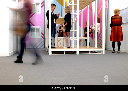 London, UK. 17. Oktober 2014. 12. Ausgabe der Frieze London im Regents Park.  Besucher auf der Frieze Art fair Credit: Rachel Megawhat/Alamy Live News Stockfoto