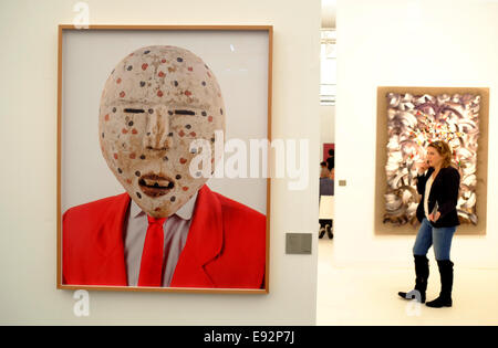 London, UK. 17. Oktober 2014. 12. Ausgabe der Frieze London im Regents Park.  Besucher auf der Frieze Art fair Credit: Rachel Megawhat/Alamy Live News Stockfoto