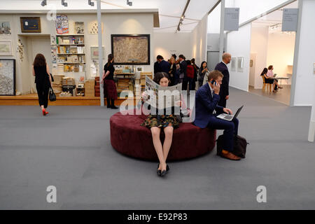 London, UK. 17. Oktober 2014. 12. Ausgabe der Frieze London im Regents Park.  Besucher auf der Frieze Art fair Credit: Rachel Megawhat/Alamy Live News Stockfoto