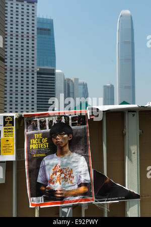 Hong Kong. 17. Oktober 2014. Proteste: Studenten, pro-Demokratie-Aktivisten und anderen Unterstützern der Occupy Central, jetzt genannt den Regenschirm-Bewegung oder den Regenschirm-Revolution bleiben der Tamar Protest-Webseite auch als Dach Platz. Die vordere Abdeckung eines internationalen Journals wird auf dem Geländer gehängt. Stockfoto