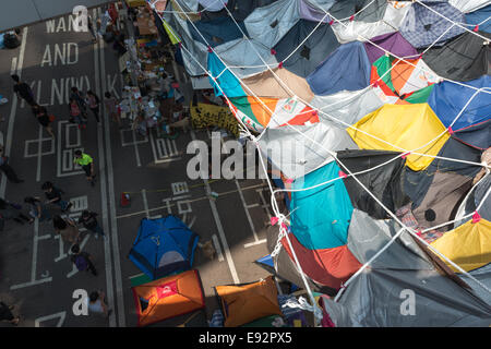 Hong Kong. 17. Oktober 2014. Proteste: Studenten, pro-Demokratie-Aktivisten und anderen Unterstützern der Occupy Central, jetzt genannt den Regenschirm-Bewegung oder den Regenschirm-Revolution bleiben der Tamar Protest-Webseite auch als Dach Platz.  Schirme wurden zur großen Vordach zu erstellen, die zwischen zwei Fußwege, die Schüler vor Regen zu schützen und Sonne gehängt wird. © Stockfoto