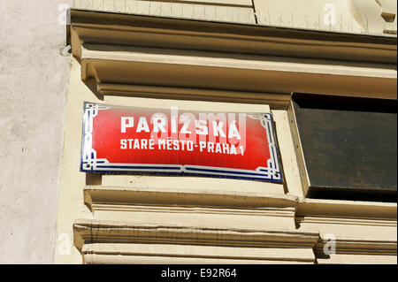 Eine alte Straßenschild mit weißer Schrift auf rotem Grund an der Wand eines Gebäudes in der City von Prag, Tschechien. Stockfoto